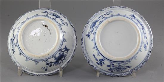 A pair of Chinese blue and white bowls, early 18th century, diameter 15.5cm
